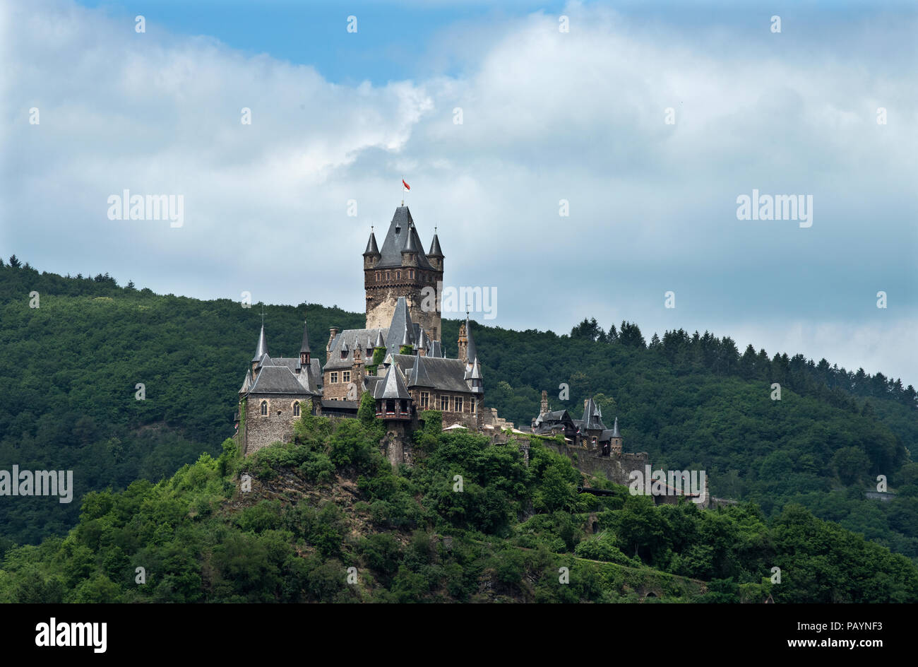 Cochem est le siège de la plus grande ville et dans le département, en Rhénanie-Palatinat, Allemagne. Le château impérial s'élève au-dessus de la Moselle, Mo Banque D'Images