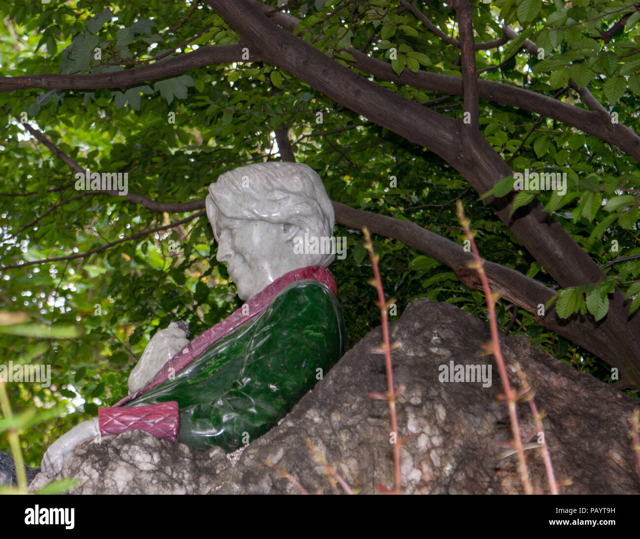 Statue sur un rocher d'Oscar Wilde dans Merrion Square Dublin Ireland Banque D'Images