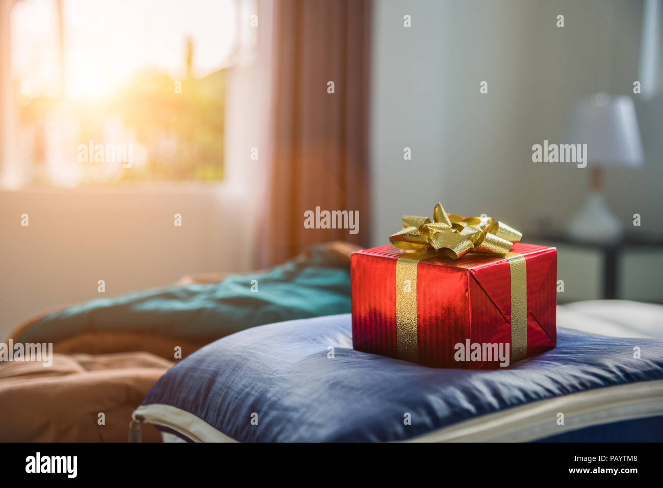 Boite Cadeau Dans La Chambre Maison De Vacances Et D Anniversaire De Votre Concept Anniversaire Surprise De Saint Valentin Et Concept Noel Et Nouvel An Theme Decoration Et De L Objet Photo Stock Alamy Boite Cadeau Dans La Chambre Maison De Vacances Et D Anniversaire De Votre Concept Anniversaire Surprise De Saint Valentin Et Concept Noel Et Nouvel An Theme Decoration Et De L Objet Photo Stock Alamy