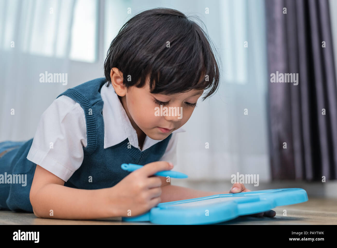 Petit garçon dessin caricature en tableau dans la maison. Retour à l'école d'éducation et de concept. Les enfants le thème du développement. Banque D'Images
