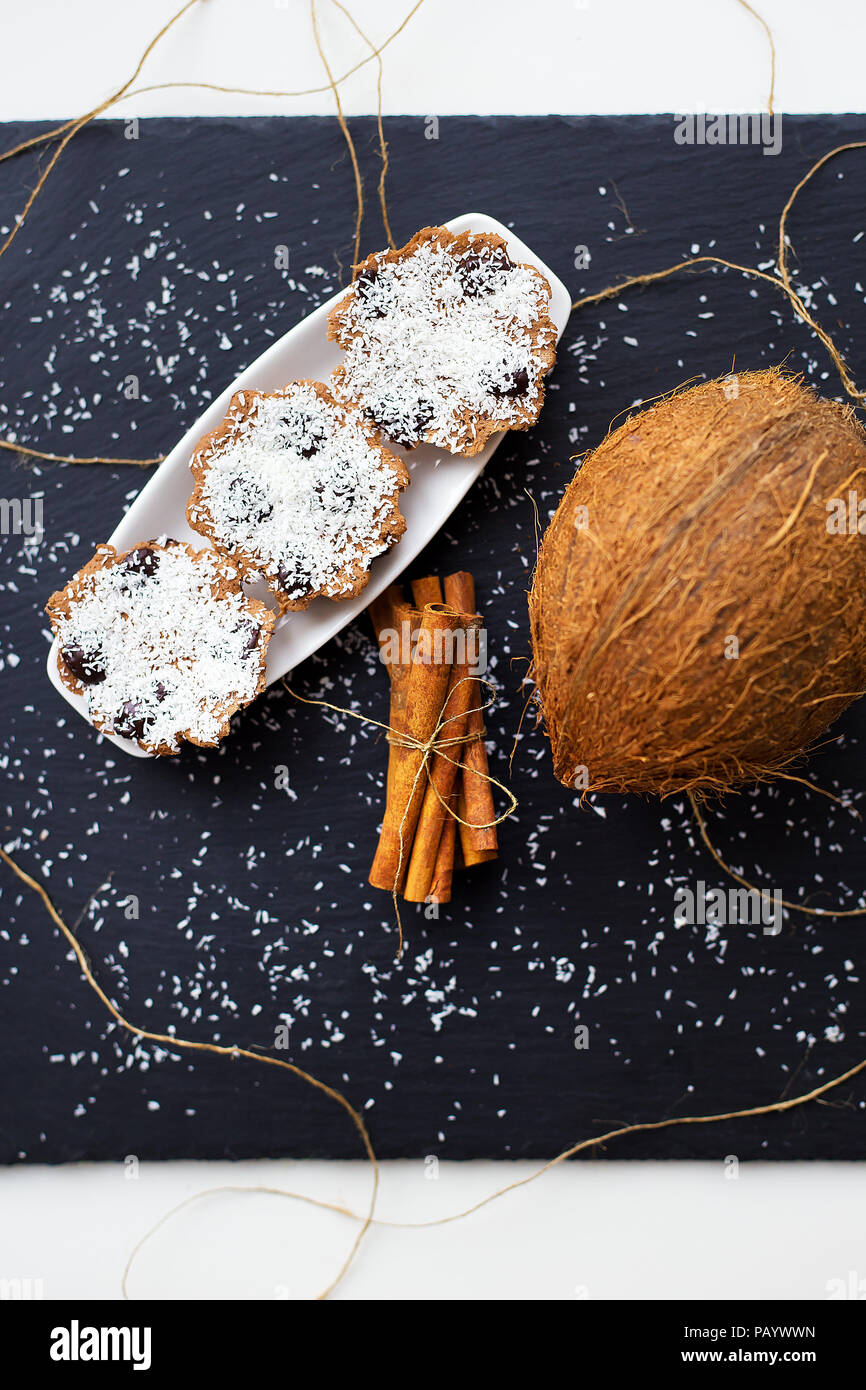 Muffins à la noix de coco sur un fond noir Banque D'Images