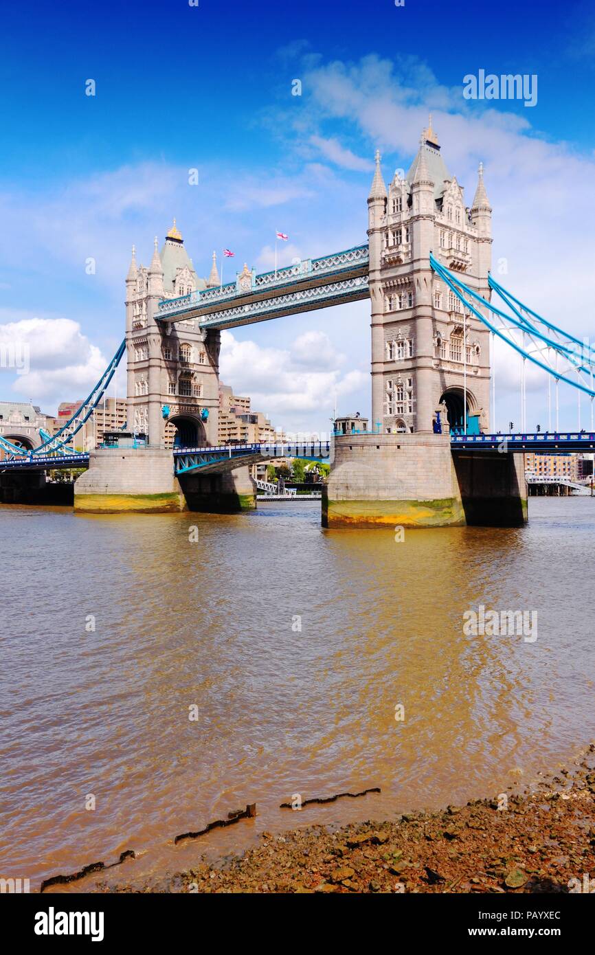 Londres, Royaume-Uni, le célèbre Tower Bridge. Ancien monument. Banque D'Images