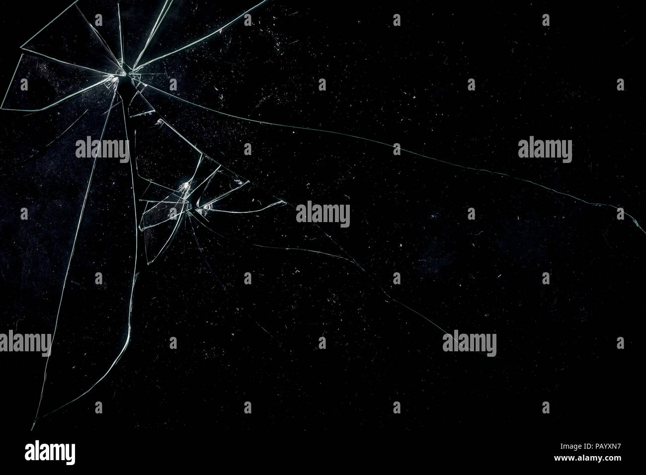 Un bris de glace sur un fond noir, pièces brisées pas trop loin de l'autre. Utile pour la superposition de texture. Banque D'Images