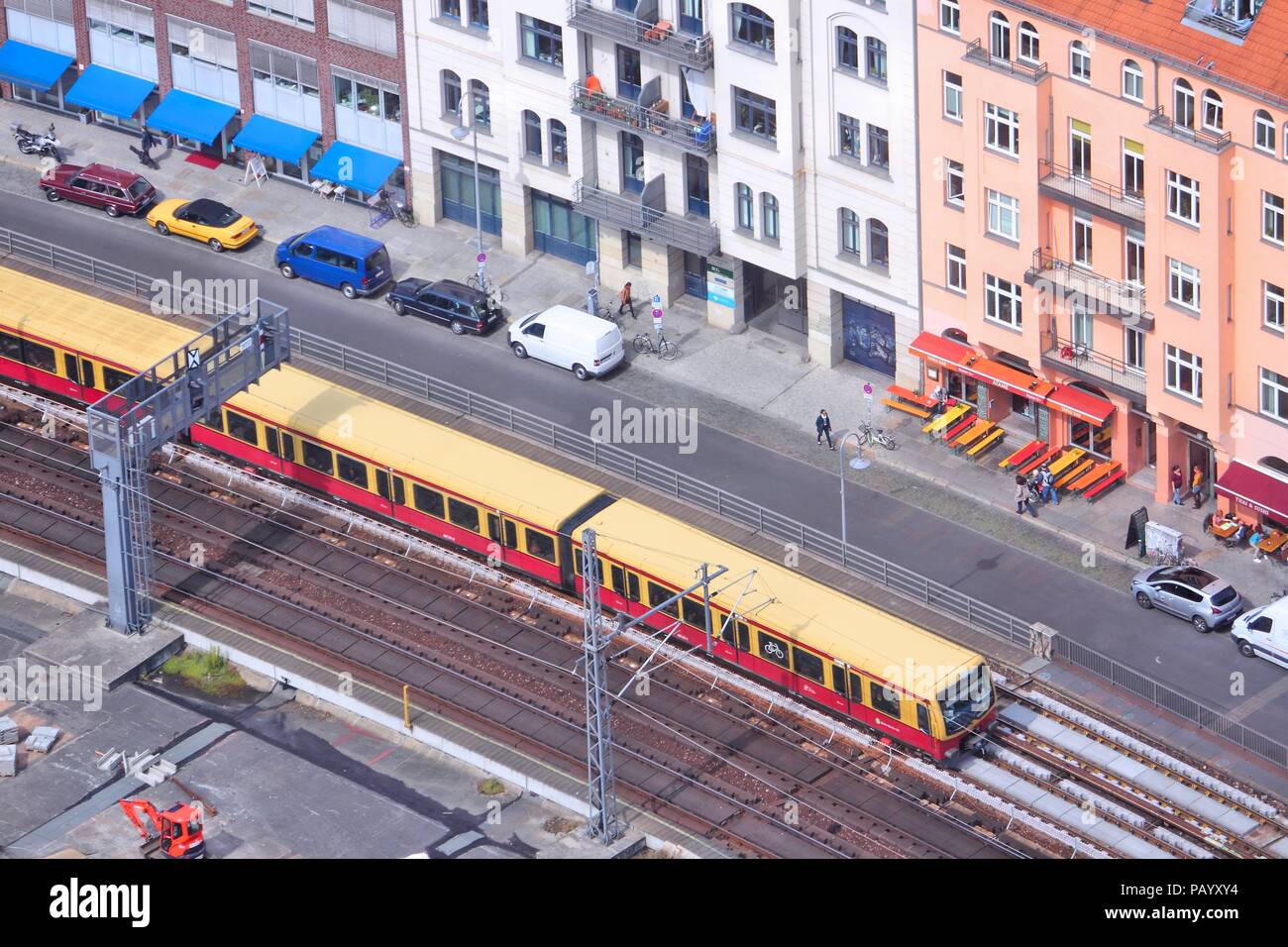 BERLIN, ALLEMAGNE - 26 août 2014 : Les gens monter le train S-Bahn de Berlin. S-Bahn transporter 402 millions de passagers annuels (2013). Banque D'Images