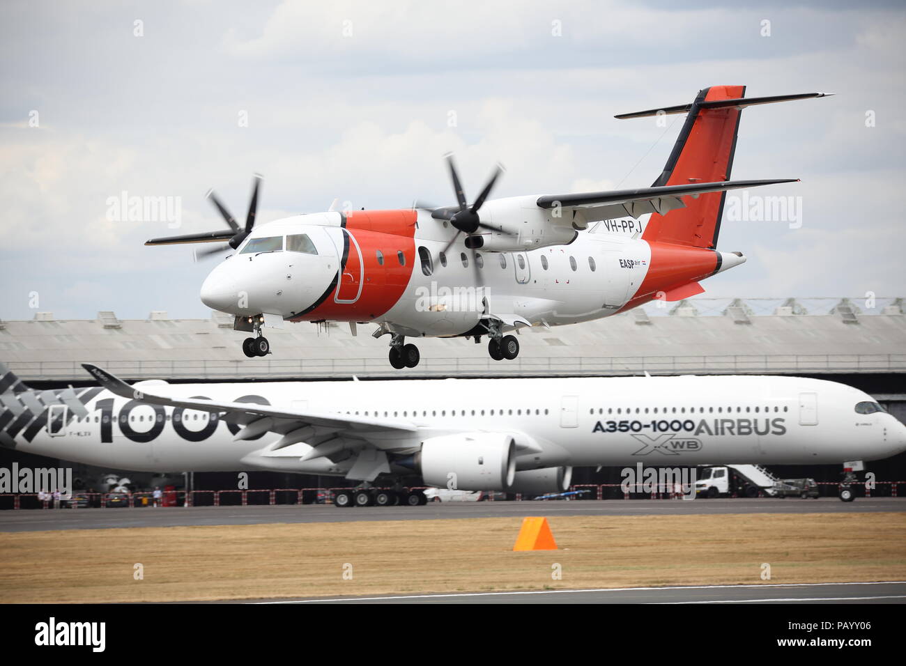 Le AeroRescue Dornier Do 328 VH-PPJ au Farnborough International Airshow 2018 Banque D'Images