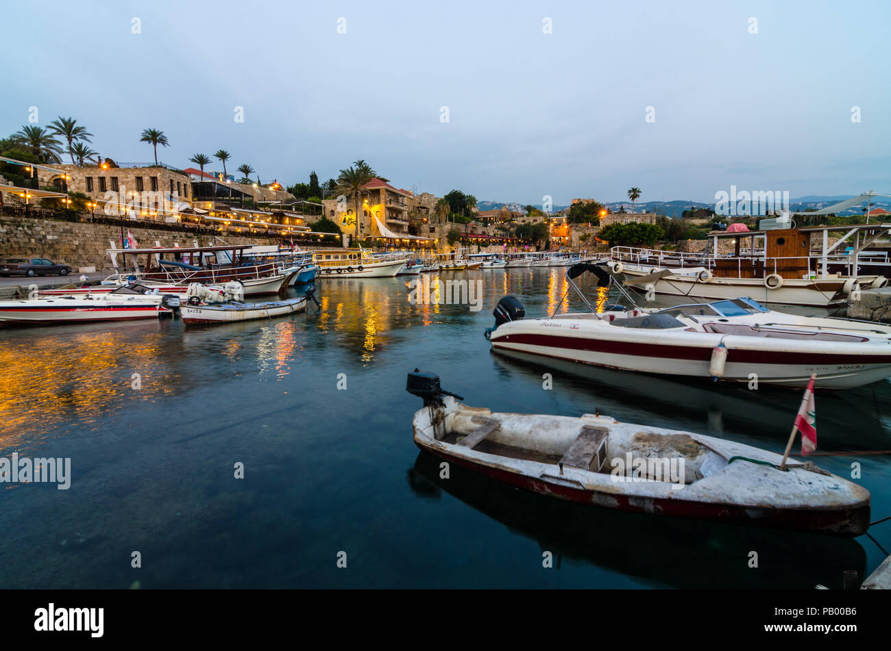 Bateaux de pêche dans la région de Jbeil Byblos vieux port, port, au crépuscule, au Liban Banque D'Images