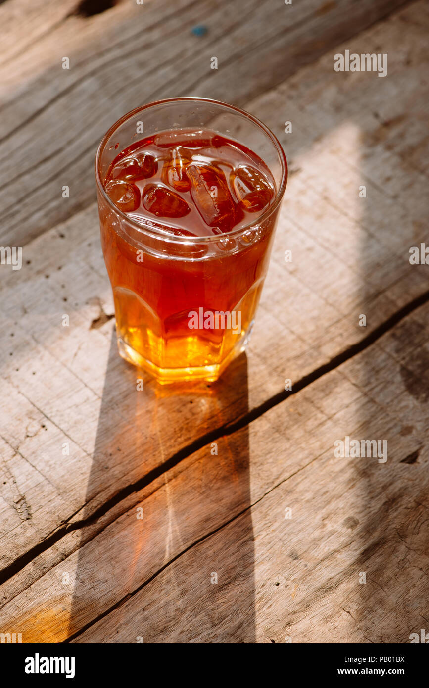 Style du sud thé sucré glacé dans deux verres de table en bois rustique Banque D'Images