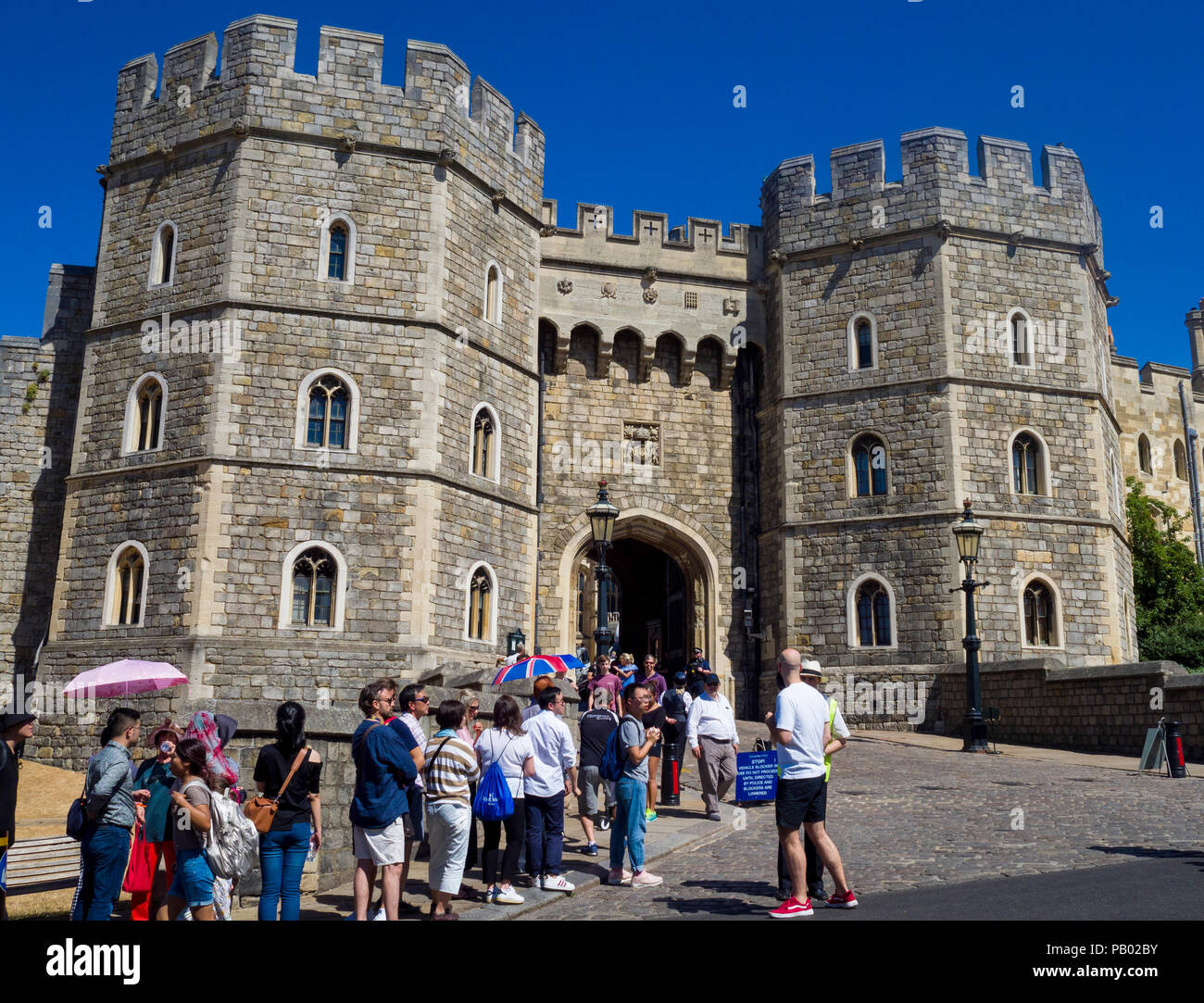 Queue pour entrer dans le château de Windsor sur une chaude journée d'été. Henry VIII Gate, Castle Hill, Windsor, Berkshire, Royaume-Uni Banque D'Images