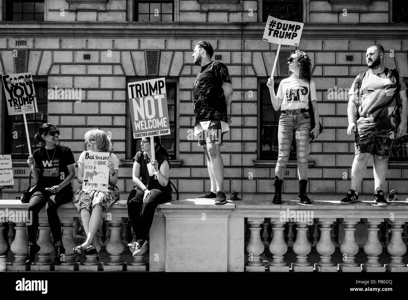Les manifestants protestaient contre l'emporter sur la visite au Royaume-Uni du président américain Donald Trump, Whitehall, Londres, Angleterre Banque D'Images