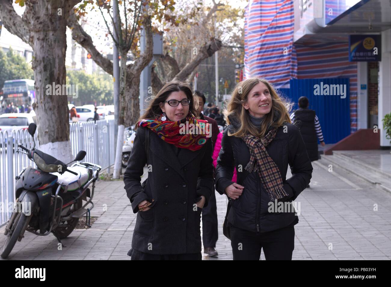 Kunming, Yunnan, Chine - 30 décembre 2017 : les Soeurs sont en marchant dans la rue Banque D'Images
