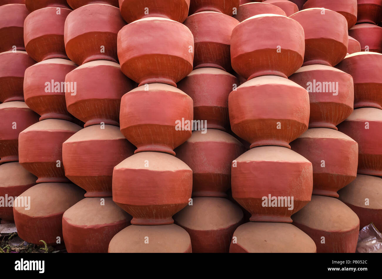 Collection de pots en terre cuite fait de mud aussi connu sous le nom de réservation. Pots en argile sont utilisés depuis les temps anciens et peut être trouvé dans la sous-continent indien. Banque D'Images