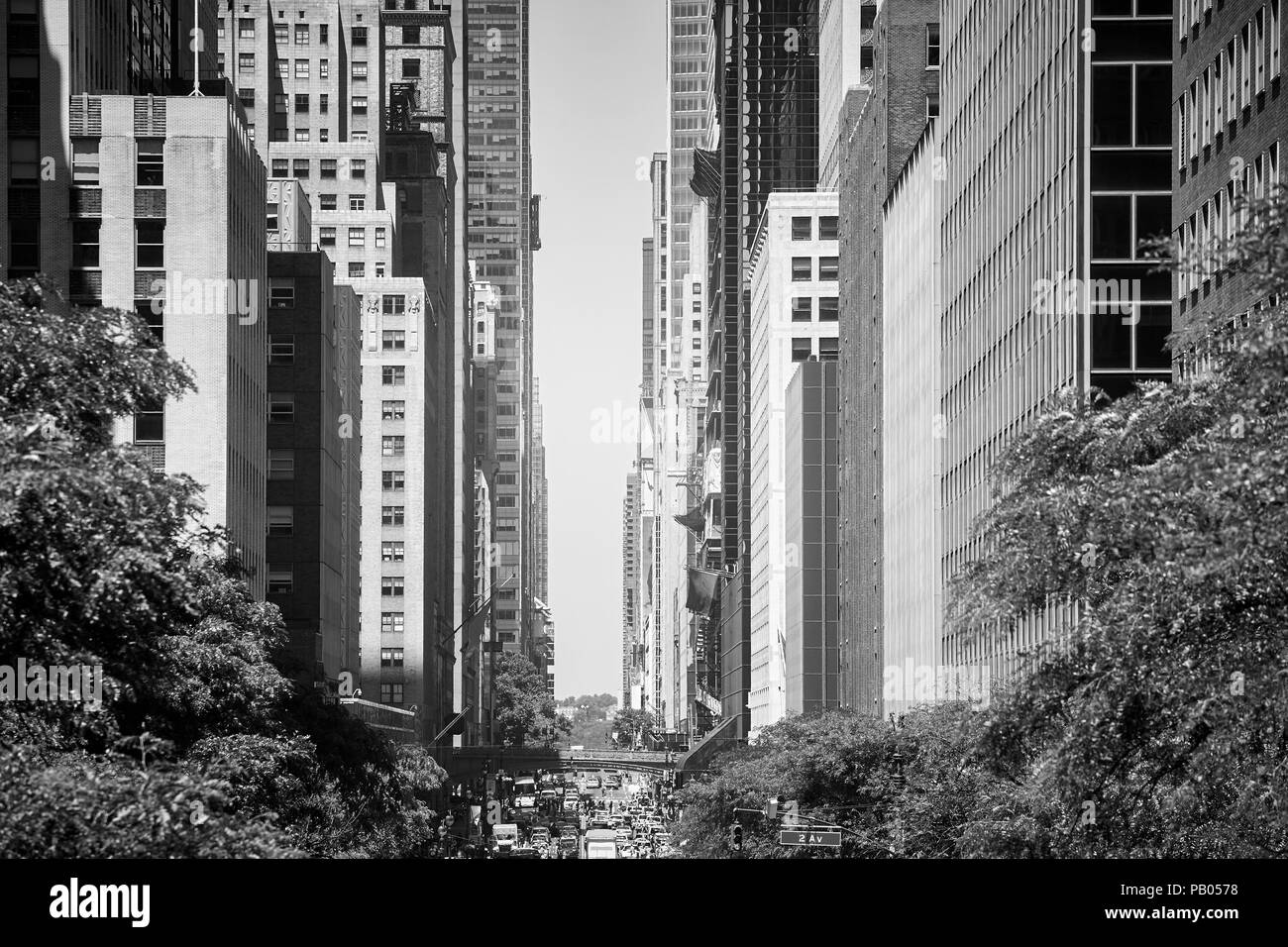 East 42nd Street pendant la vague de chaleur de l'été, New York City, USA. Banque D'Images
