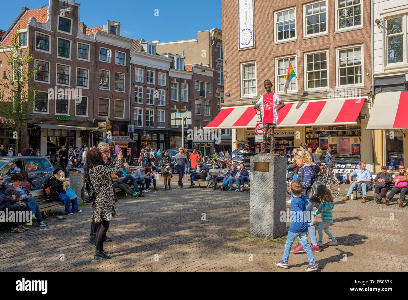 Het Lieverdje, statue, sur le Spui Square dans le centre-ville d'Amsterdam. Statue réalisé par l'artiste Carel Kneulman j Banque D'Images