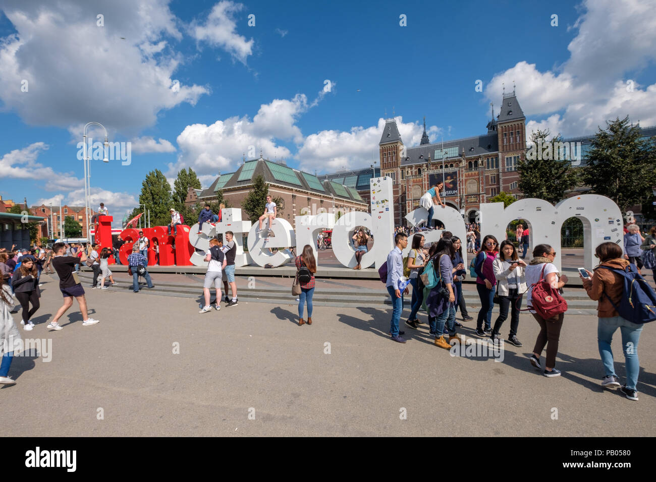 Les touristes en face de l'Amsterdam je signe sur la Place du Musée à Amsterdam Banque D'Images