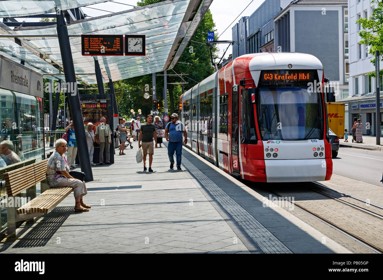 La station de tramway moderne à Krefeld, Rhénanie du Nord-Westphalie, Allemagne. Banque D'Images