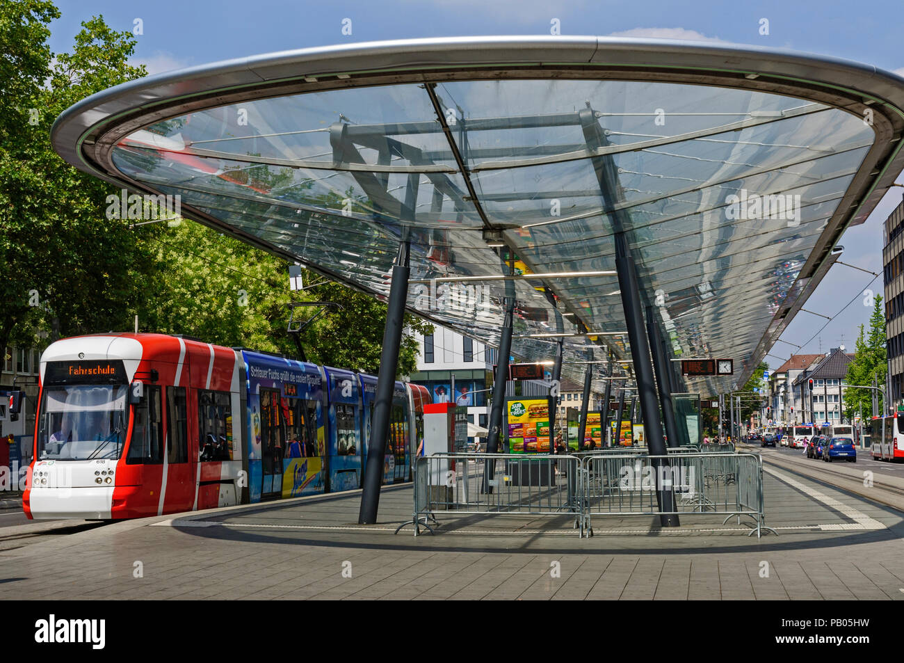 La station de tramway moderne à Krefeld, Rhénanie du Nord-Westphalie, Allemagne. Banque D'Images