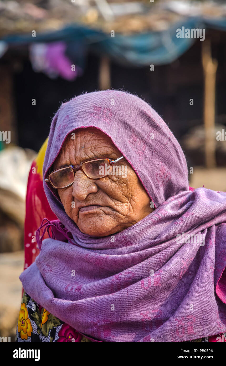 AHMEDABAD, INDE - Le 10 décembre 2017 : de l'impuissance de la vieille dame de musulmans indiens de la famille potter près du village de Makarba, Inde. Banque D'Images