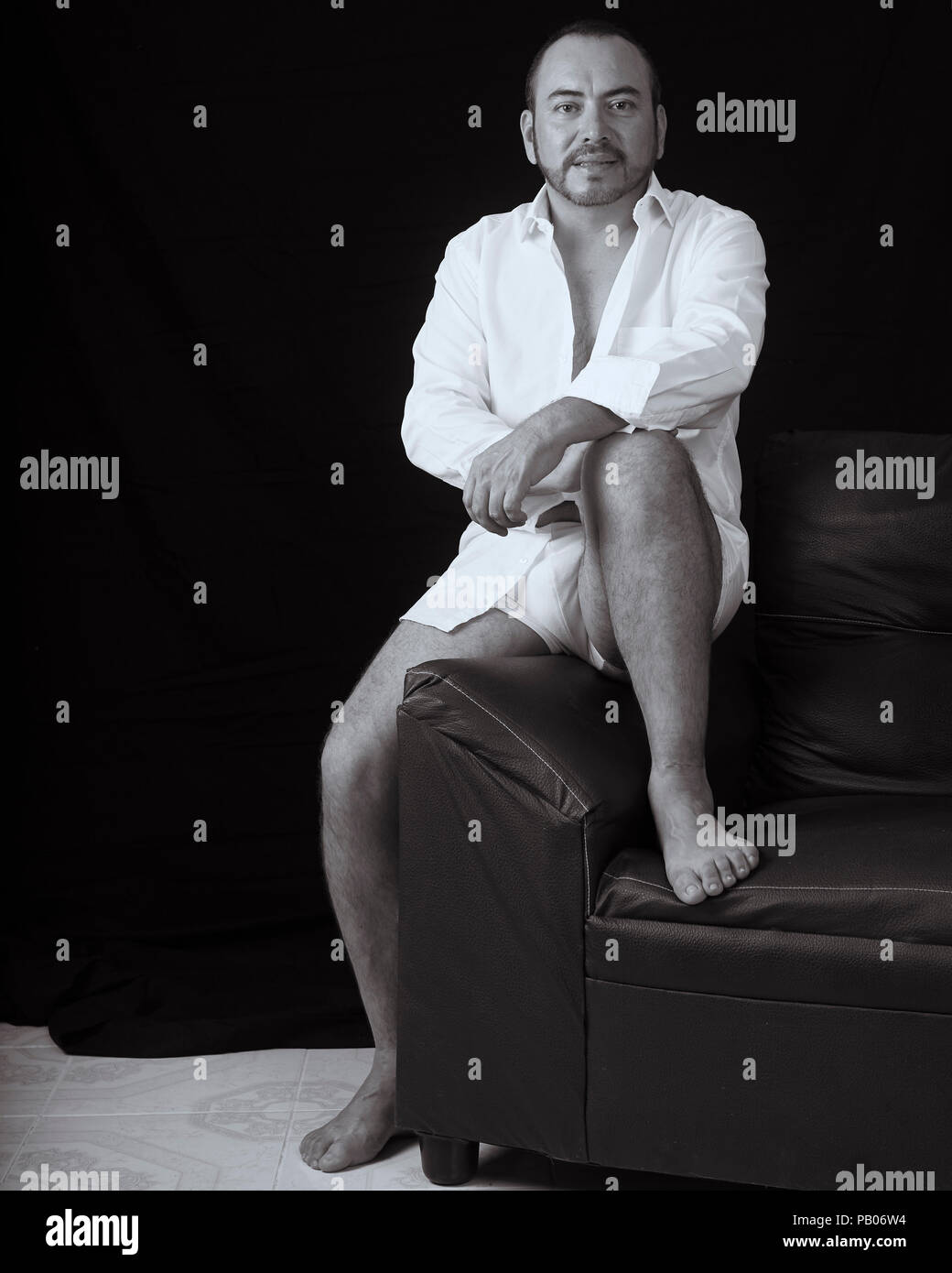 Studio noir et blanc portrait d'un homme en chemise blanche Banque D'Images