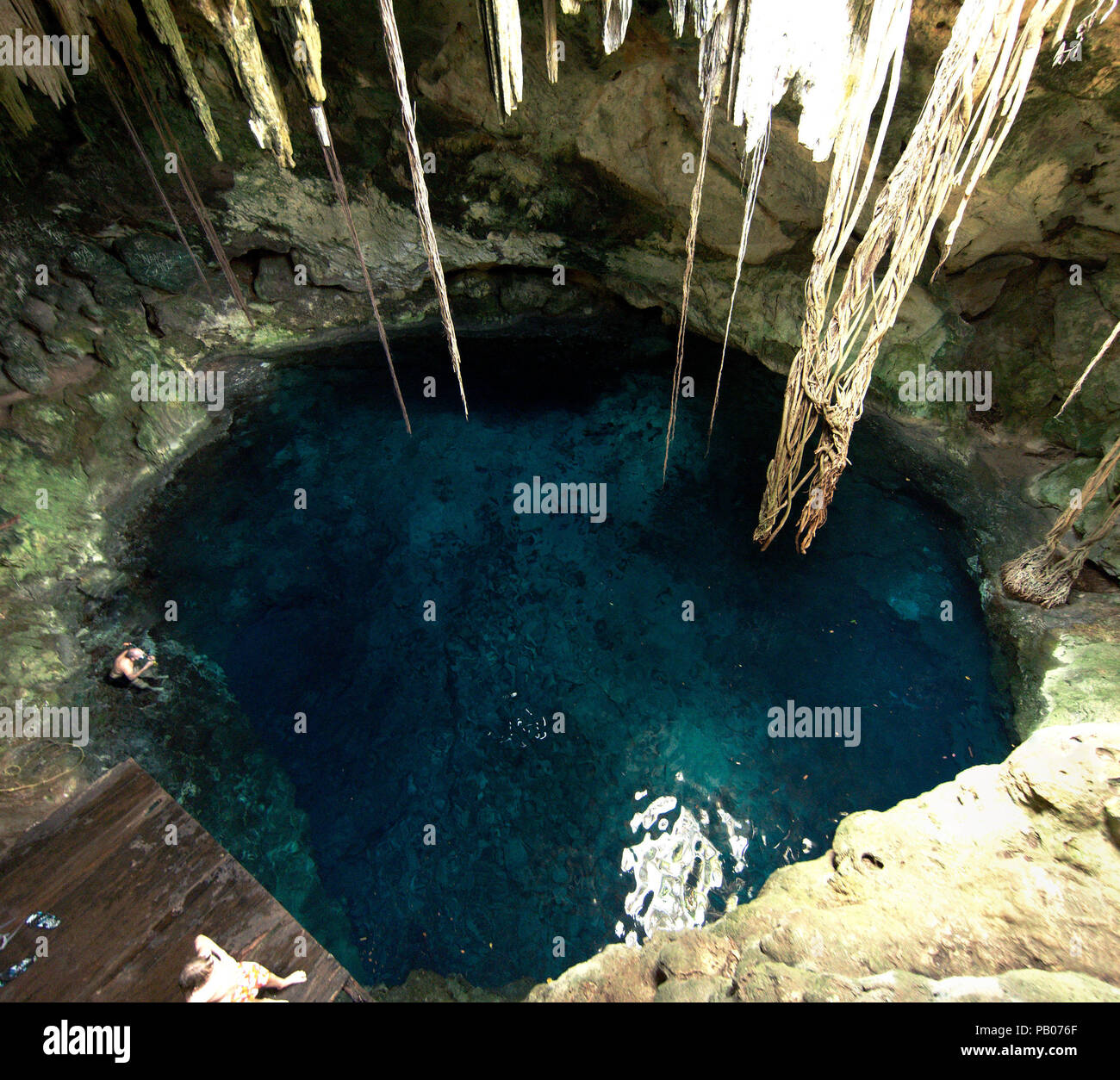 Cuzama, Yucatan, Mexique - 2018 : Les gens de nager dans une rivière souterraine doline, connu sous le cenote. Banque D'Images