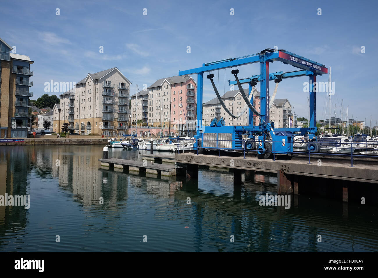 Juillet 2018 - station de bateau-grue dans un chantier naval à East Shore Marina, près de Bristol. Banque D'Images