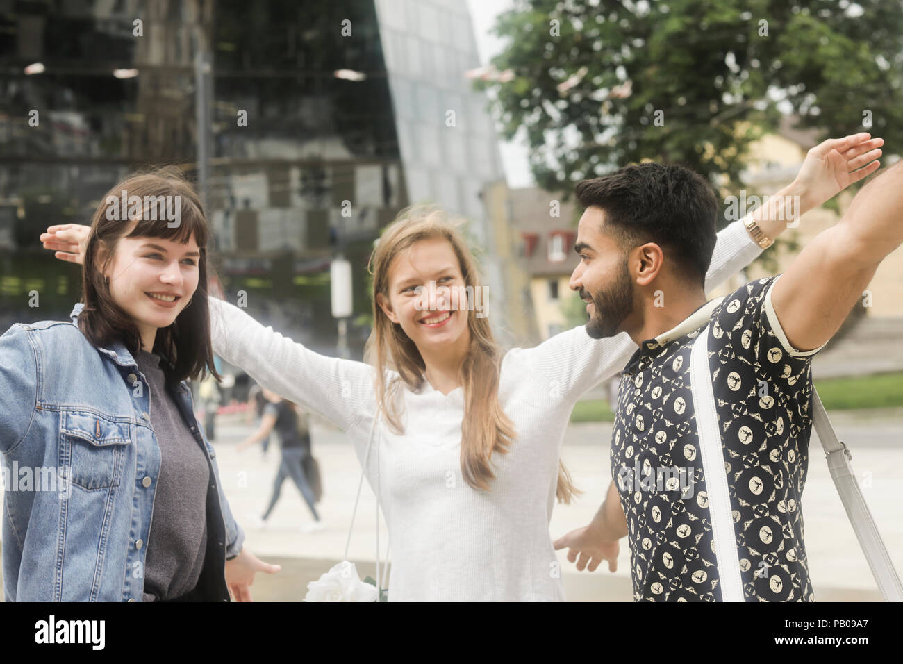 Trois amis avec leurs bras autour de l'autre d'écouter de la musique Banque D'Images