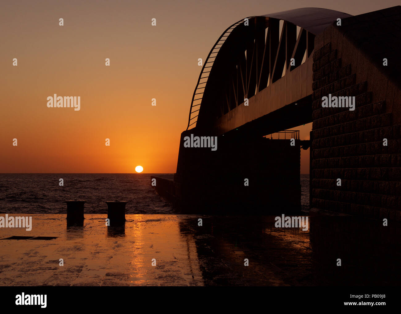 Lever de soleil sur St Elme Passerelle brise-lames, La Valette, Malte Banque D'Images