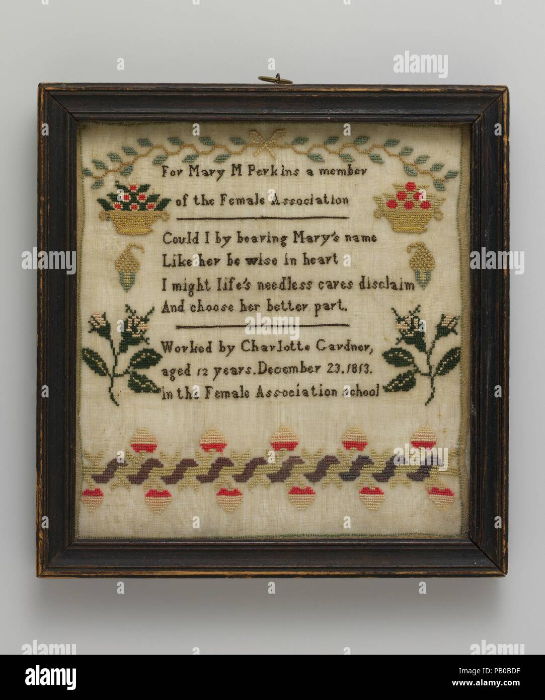 Sampler brodé faites à l'Association féminine de l'école Quaker. Culture : L'Américain. Dimensions : 7 3/4 x 7 1/2 in. (19,7 x 19,1 cm). Bouilloire : Charlotte brodés par Gardner (né 1801). Date : 23 Décembre, 1813. Les Quakers ont été les premiers à croire que l'éducation des femmes doit être égale à celle des hommes, et que les enfants de toutes les classes et races devraient être formés. À cette fin, dans les premières années du xixe siècle, ils ont formé les premières écoles pour les non-elite in New York City--l'Association féminine d'écoles. Ces écoles devint la semence à partir de laquelle New York City's public school s Banque D'Images