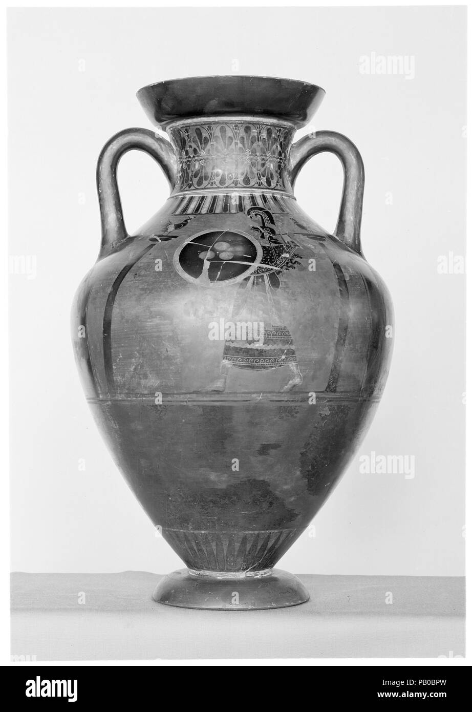 Amphore en terre cuite-cou (jar) de forme Panathénaïque. Culture : le grec, le grenier. Dimensions : H. 18 5/8 po. (47,3 cm). Date : ca. 520 (C.-B.). Avers, Athena marche arrière, bien que les boxeurs ressemble à ce vase en forme d'amphores Panathénaïque prize et la décoration, l'absence de l'inscription des Jeux à Athènes et la plus petite taille suggèrent qu'il n'était pas un prix. L'Antimenes peintre est plus familier de standard cou-amphores montrant des scènes mythologiques qui ont la même certitude que le match de boxe ici. Musée : Metropolitan Museum of Art, New York, USA. Banque D'Images