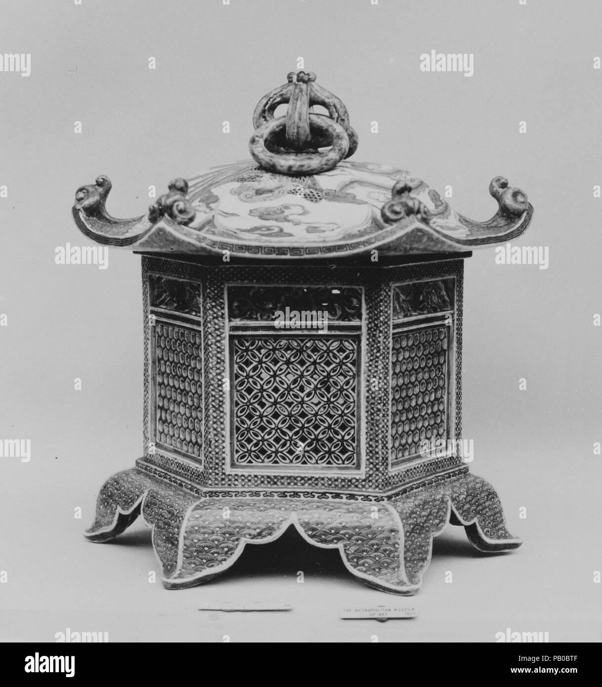 La lanterne. Artiste : Genemon. Culture : le Japon. Dimensions : H. 11 5/8 in. (29,5 cm) ; Gr. W. 9 3/4 in. (24,8 cm). Date : 1850. Musée : Metropolitan Museum of Art, New York, USA. Banque D'Images