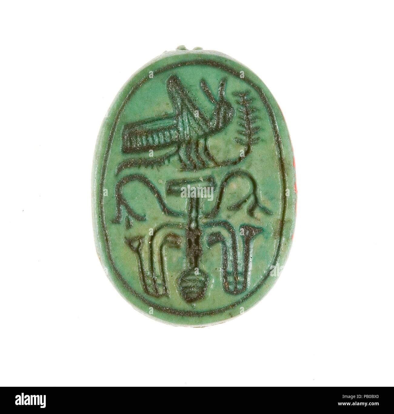 Scarab inscrit avec un motif hiéroglyphique. Dimensions : 1,8 cm L. (11/16) ; w. 1,3 cm (1/2 po) ; h. 0,8 cm (5/16 po). Dynastie DYNASTIE : 18, tôt. Règne : règne d'Hatchepsout et de Thoutmosis III. Date : ca. 1479-1458 av. J.-C.. Musée : Metropolitan Museum of Art, New York, USA. Banque D'Images