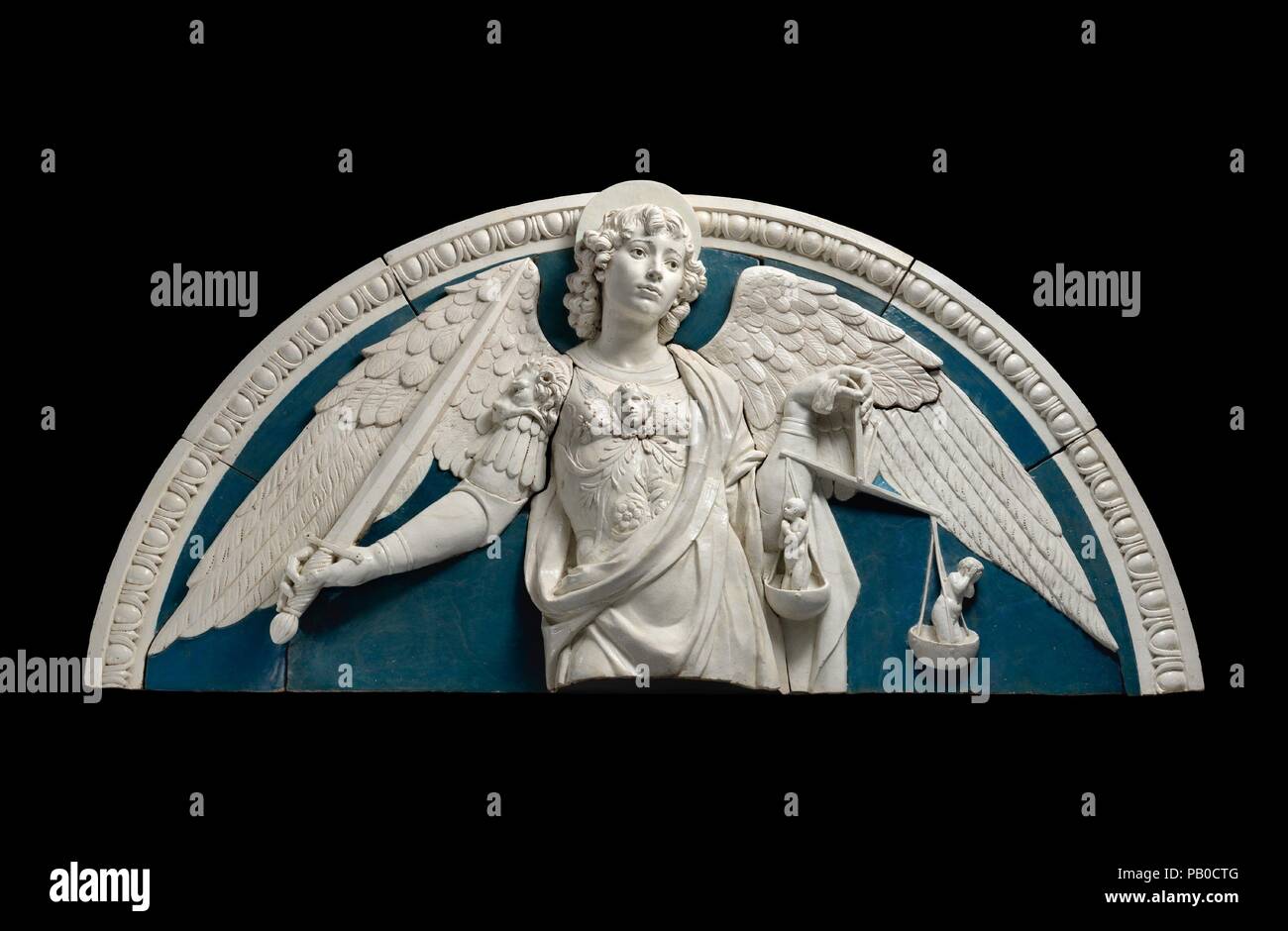 Saint Michel Archange. Artiste : Andrea della Robbia (italien, 1435-1525). Culture : L'Italien, Florence. Dimensions : hors tout (confirmé) : 31 1/8 × 61 7/8 in., 217,7 lb. (79,1 × 157,2 cm, 98,7 kg). Date : ca. 1475. L'Archange est titulaire d'une épée, symbole de sa direction de l'armée sainte et la défaite de Satan, et d'échelles, utilisés pour peser les âmes des défunts pour déterminer leur destin. L'artiste a rendu expressif de quatre faces (y compris celui de la bienheureuse de l'âme et deux masques décorant l'armure) de crescendos Saint Michael's visage paisible de compassion. rayonnant Une palette restreinte Banque D'Images
