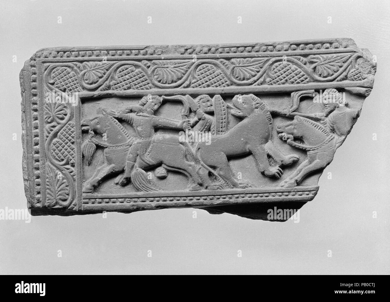 Fragment d'un couvercle ( ?) avec une scène de chasse. Culture : le Pakistan (région ancienne du Gandhara). Dimensions : hors tout : 2 x 3 7/8 in. (5,1 x 9,8 cm). Date : 5e-6e siècle. Les couvercles sont fort rares exemples d'art non-religieux du cinquième siècle, peu de qui a survécu. Ils sont étroitement liés dans le style et l'imagerie satellitaire. Leur datation est basée sur la morte décoratif de la période Gupta. Musée : Metropolitan Museum of Art, New York, USA. Banque D'Images
