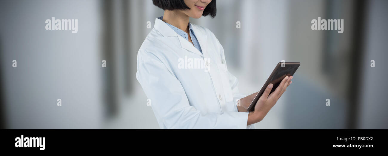 Image composite du docteur using digital tablet against white background Banque D'Images