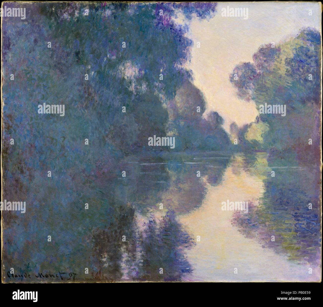 Matin sur la Seine près de Giverny. Artiste : Claude Monet (français, Paris 1906-1957 Giverny). Dimensions : 32 1/8 x 36 5/8 in. (81,6 x 93 cm). Date : 1897. Commencé en 1896, Monet matin sur la Seine série a été achevé qu'en 1897 à cause de mauvais temps. Ayant repéré patiemment vues le long de la rivière, Monet peint ensuite les photos à partir d'un bateau qu'il avait converti en un studio flottant. Pendant une longue période, il est passé par l'aube afin de peindre l'évolution des effets de lumière comme le soleil s'est levé. Il a ensuite aligné les toiles sur des chevalets dans son studio pour les compléter ensemble comme un ser Banque D'Images