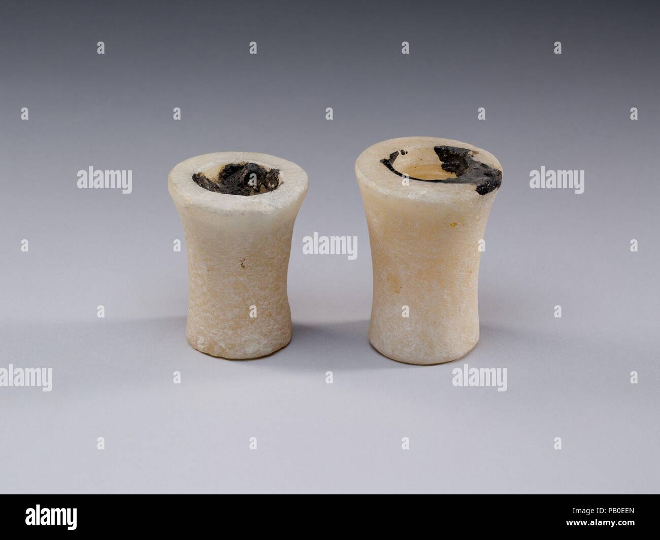 À partir d'un pot d'onguent modèle-fondation. Dimensions : H. 5 cm (1 15/16 po). Dynastie DYNASTIE : 18. Règne : règne d'Hatchepsout et de Thoutmosis III. Date : ca. 1479-1458 av. J.-C.. Musée : Metropolitan Museum of Art, New York, USA. Banque D'Images