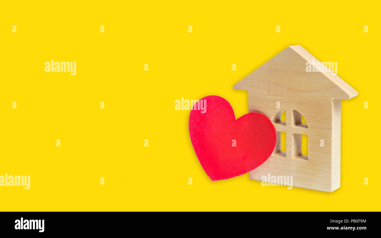 Maison avec un coeur. Chambre des amoureux. Logement à prix abordable pour les jeunes familles. Pour les amoureux de couples. Valentine's day house. Jeune famille l Banque D'Images