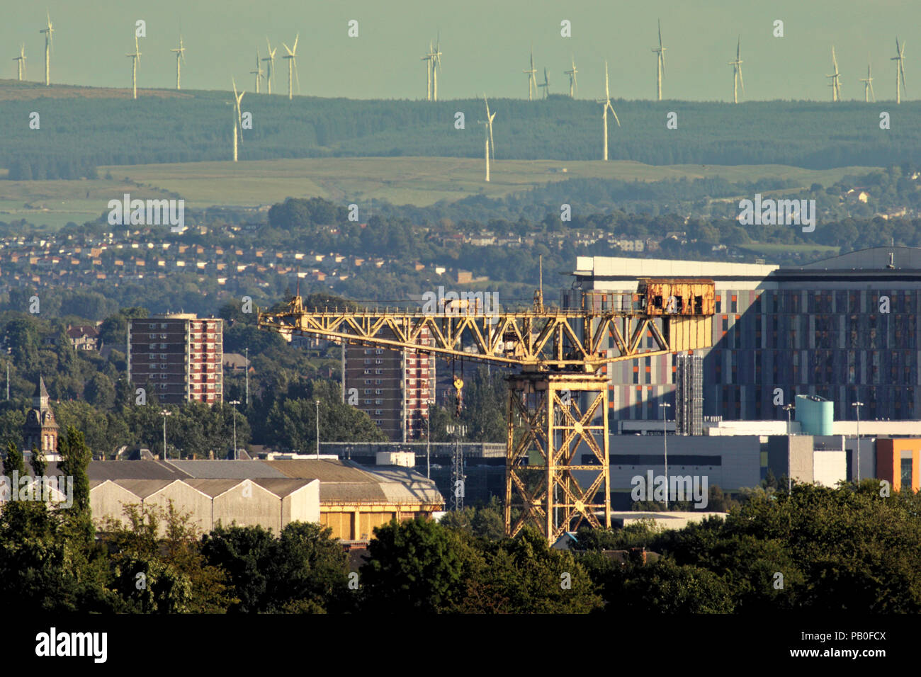 La Grue titan clyde vieux Barclay Curle Crane près de Govan avec les éoliennes modernes de Whitelee Wind Farm 8 kilomètres du contraste entre la vieille nouvelle Banque D'Images