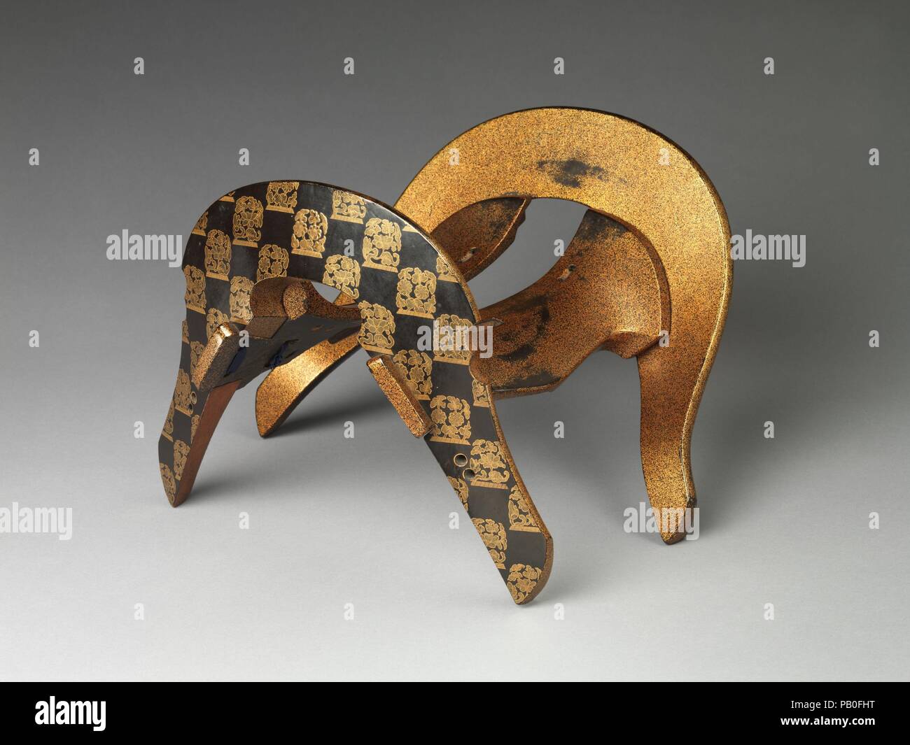 Selle avec fleurs stylisées. Culture : le Japon. Dimensions : H. 13 in. (33 cm) ; L. 15 3/8 in. (39,1 cm). Date : 1491 relacquered inscrit ;, 17ème siècle. Au cours de la période Edo, ensembles de selles et d'étriers étaient souvent richement décorées avec des maki-e (saupoudré photo) conçoit et nacre incrustations. Cette lumière, selle soigneusement conçu, cependant, c'est du sur sa marche arrière à 1491 Entoku (3), ce qui suggère qu'il pourrait avoir vu utiliser au cours de la guerre des samouraïs de la turbulente période Muromachi. Selles comme celui-ci ont été chéris par les familles de samurai et n'étaient pas seulement caref Banque D'Images