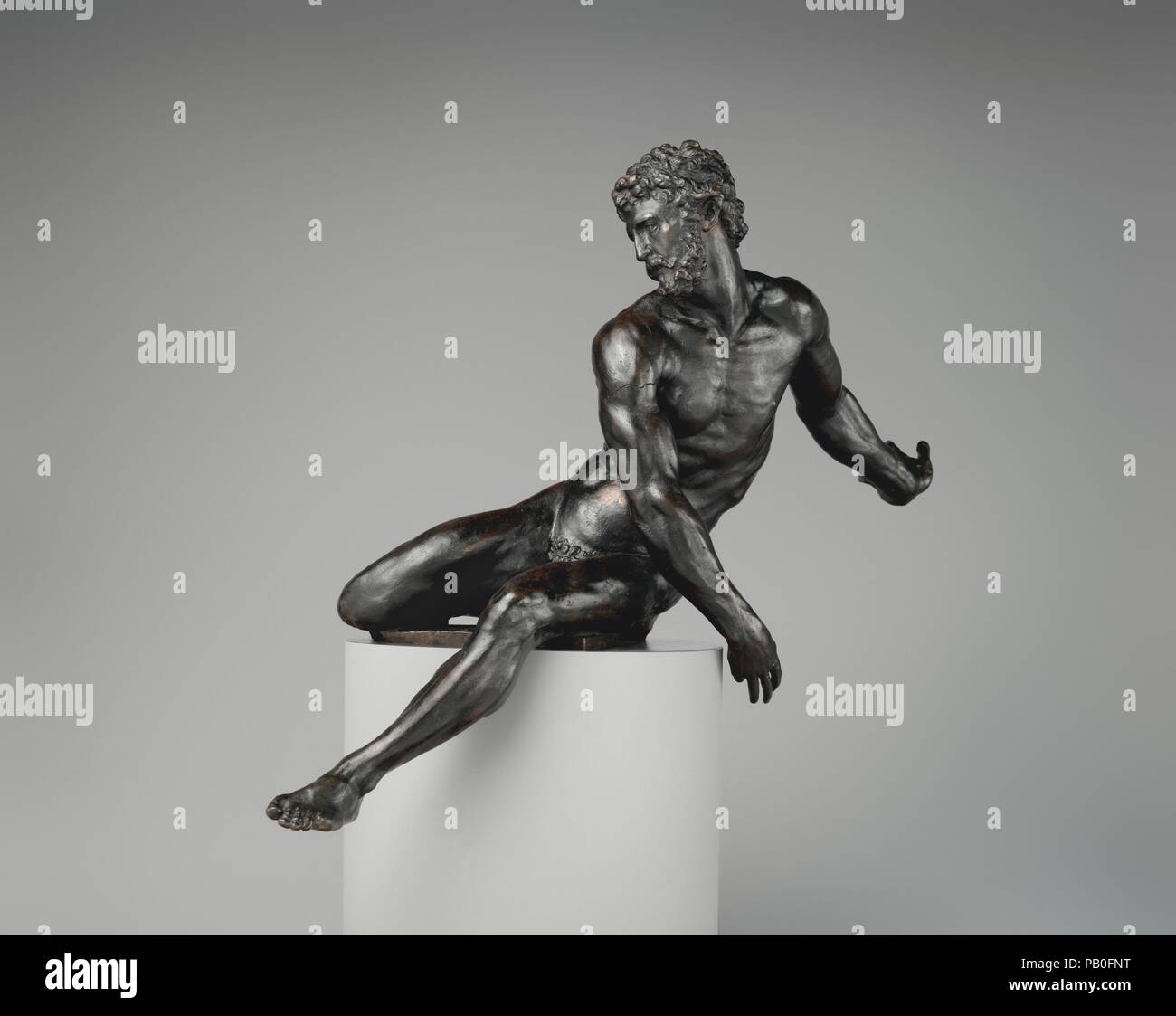 Homme assis. Culture : Le Centre de l'italien. Dimensions : hors tout (figure) (confirmé) : 15 × 12 × 3/4 3/4 19 1/4 in. (40 × 32,4 × 48,9 cm) Base (confirmé) : 10 1/8 in. × 12 1/2 in. × 10 in. (25,7 × 31,8 × 25,4 cm). Date : milieu du 16e siècle. Une variante proche dans le musée à Braunschweig est généralement attribué à Adrian de Vries, mais notre exemple a souvent été attribué à Bartolommeo Ammanati, un sculpteur florentin qui a reçu une partie de sa formation dans le nord de l'Italie. Un facteur est la Florentine pose, dérivé de la bataille de Cascina. Musée : Metropolitan Museum of Art, NW Banque D'Images
