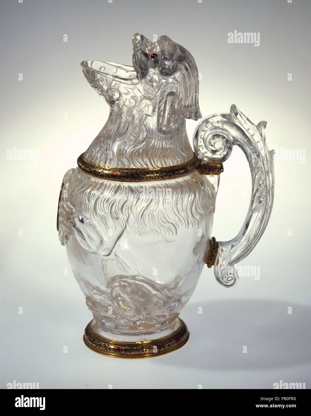 Ewer dans la forme d'un chien assis. Artiste : italien , Milan, seconde moitié du 16ème siècle ; éventuellement Reinhold Vasters (allemand, 1827-1909) ou Aix-la-Chapelle Erkelenz ; Alfred André (Français, 1839-1919) , Paris. Culture : italien, allemand et Milan (Aachen) ou Français (Paris). Dimensions : H. 24 cm. Date : seconde moitié 16e siècle et la seconde moitié du xixe siècle. Musée : Metropolitan Museum of Art, New York, USA. Banque D'Images