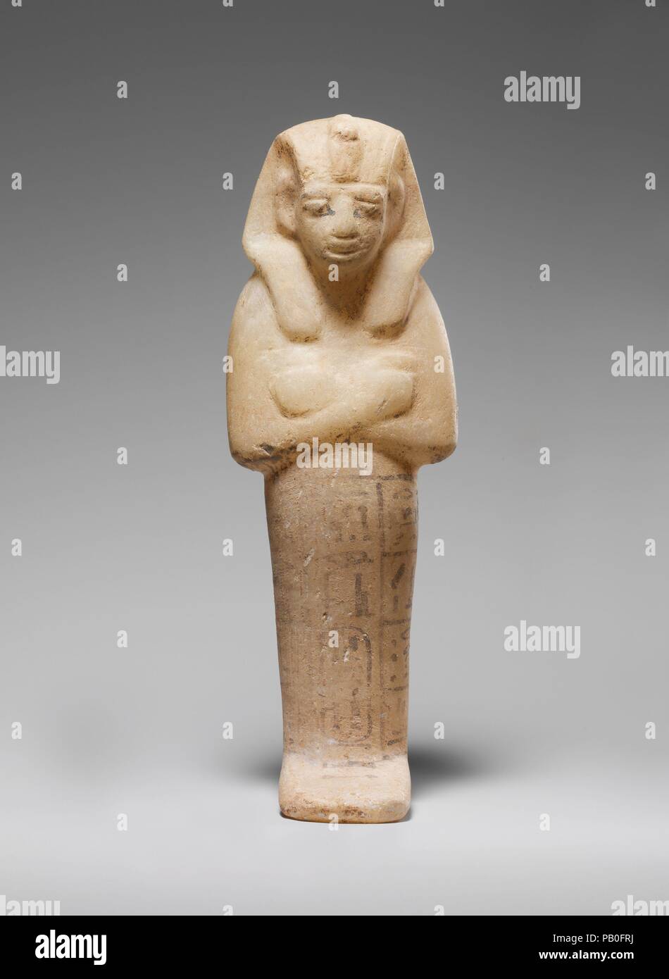 Shabti de Siptah. Dimensions : H. 24 cm (9 7/16 po) ; W. 8 cm (3 1/8 in.) ; D. 6.1 cm (2 3/8 in.). Dynastie DYNASTIE : 19. Règne : règne de Siptah. Date : ca. 1194-1188 av. J.-C.. La tombe de Siptah (47 KV) a été découvert par Theodore M. Davis, 1905 et de l'excavation a été poursuivi en 1912. Au cours des deux saisons, Davis a trouvé des centaines de fragments de l'albâtre égyptien. Plusieurs de ces appartenait à entre 40 et 50 shabtis portant les noms de Siptah. Certains étaient des sections de bâtiments funéraires. Le reste appartenait à au moins trois sarcophages et deux vases canopes coffres, l'un appartenant à Siptah, l'autre à un Quee Banque D'Images