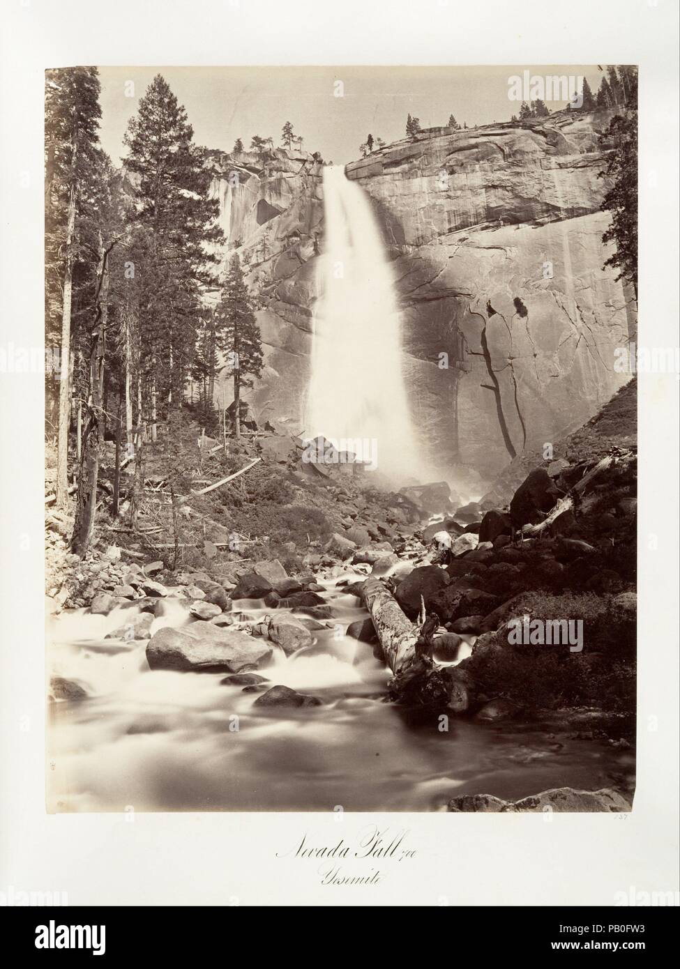 Nevada Fall, 700 pieds, Yosemite. Artiste : attribuée à Carleton E. Watkins (Américain, 1829-1916). Dimensions : Image : 33,6 × 26,7 cm (13 1/4 x 10 1/2 in.) Feuille : 42,3 × 33 cm (16 5/8 x 13 in.). Date : ca. 1872, imprimé ca. 1876. Musée : Metropolitan Museum of Art, New York, USA. Banque D'Images