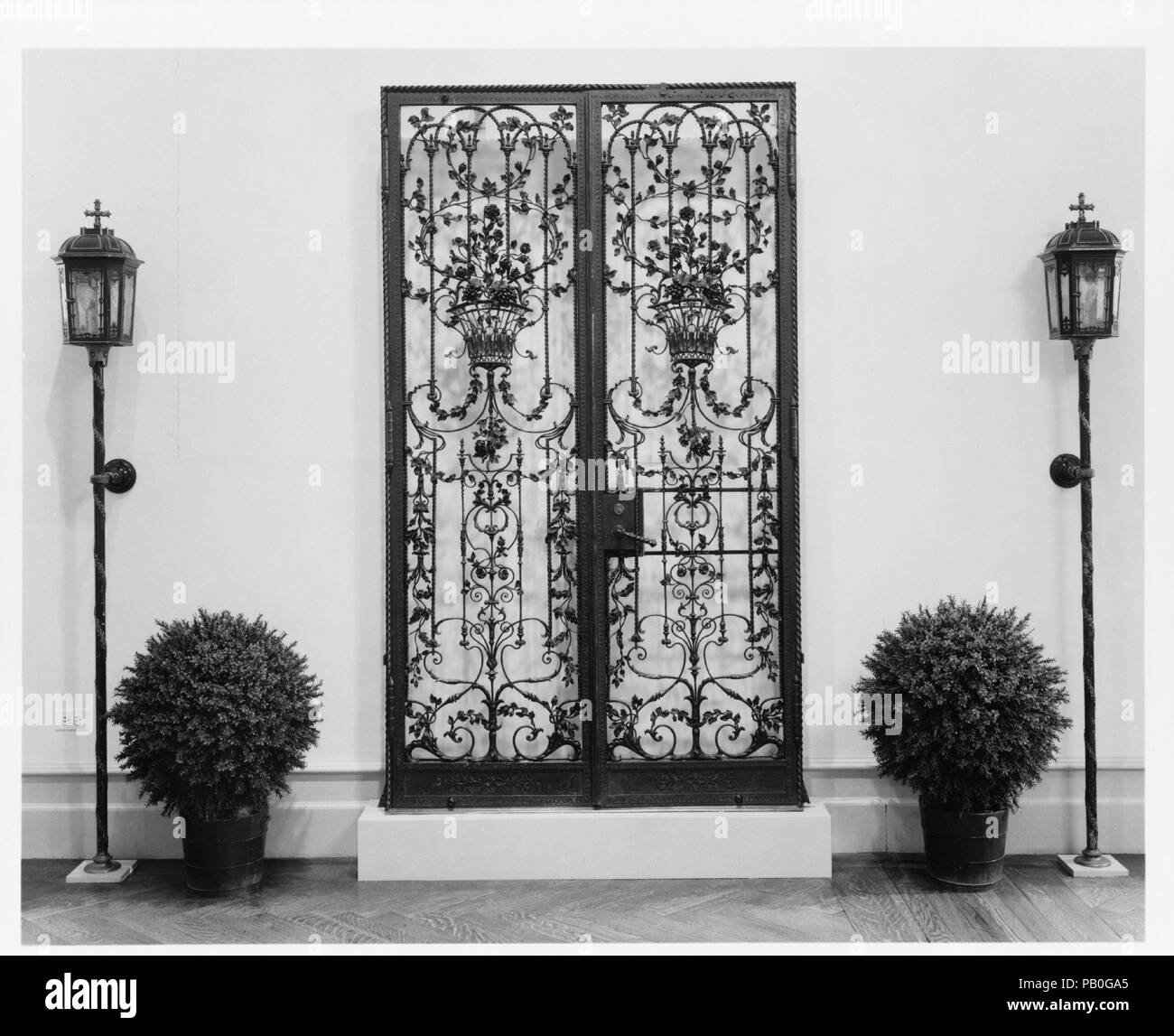 Porte. Culture : L'Américain. Dimensions : 91 3/8 x 53 1/2 in. (232,1 x 135,9 cm). Bouilloire : Samuel Yellin (Américain, né en Russie, 1884-1940) ; H. Van Buren Magonigle (1867-1935). Date : 1915. Musée : Metropolitan Museum of Art, New York, USA. Banque D'Images