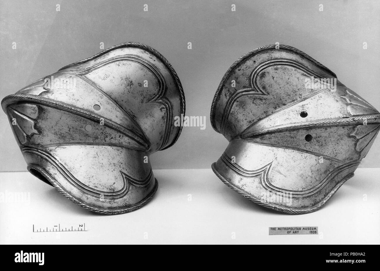 Paire de Couters coude (défense). Culture : l'allemand. Dimensions : Chaque H. 7 1/2 in. (19,1 cm) ; W. 8 1/2 in. (21,6 cm). Date : le 16ème siècle. Musée : Metropolitan Museum of Art, New York, USA. Banque D'Images