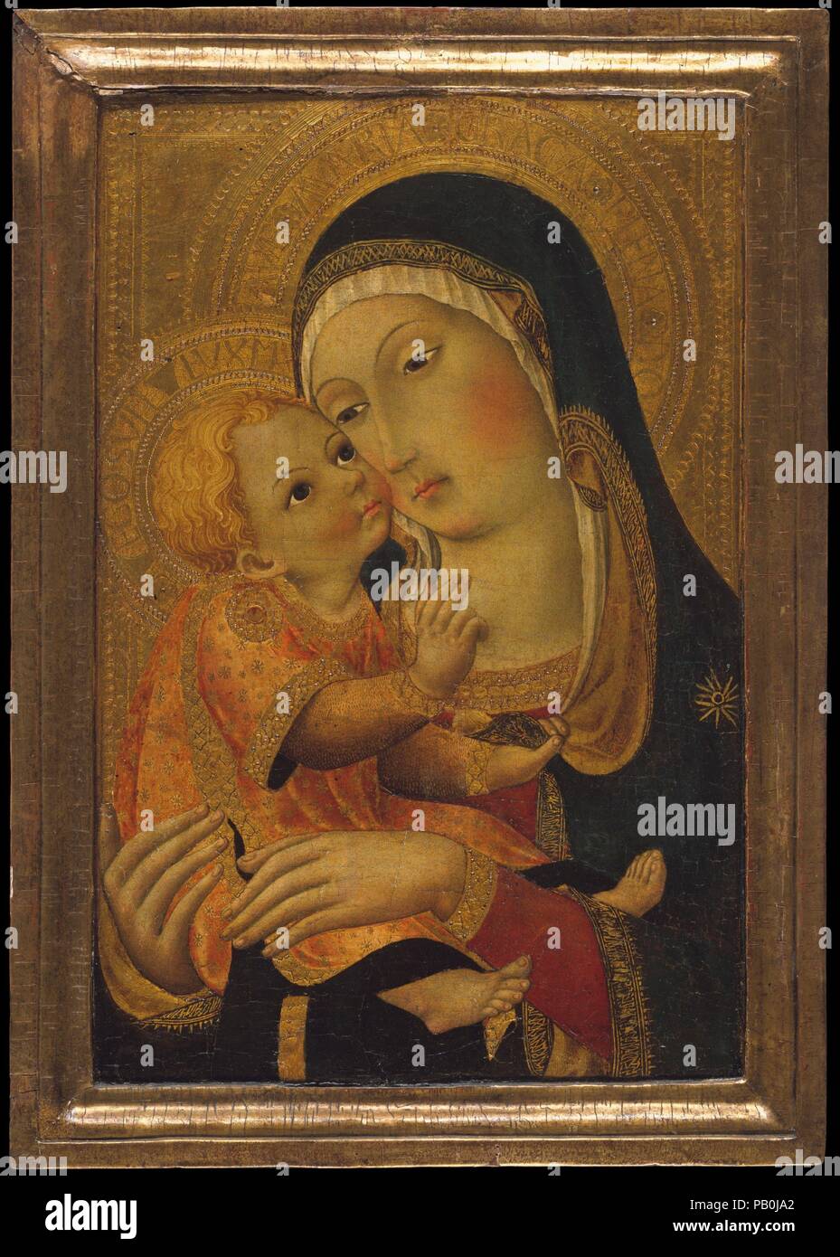 Vierge à l'enfant. Artiste : Atelier de Sano di Pietro (Ansano di Pietro di Mencio) (Italien, Sienne Sienne 1405-1481). Dimensions : Hors tout 24 7/8 x 17 5/8 in. (63,2 x 44,8 cm) ; surface peinte 21 5/8 x 14 1/8 in. (54,9 x 35,9 cm). Date : ca. 1448-60. Avec leur visage enfoncé doucement ensemble, l'interaction entre la Vierge et Enfant Jésus évoque une tendre intimité. Ce motif de composition apparaît dans de nombreuses œuvres de Sano di Pietro et son atelier (par exemple, dans un autre tableau dans la collection Lehman, 1975.1.51). Sano était populaire et très prolifique peintre siennois et illuminateur, w Banque D'Images