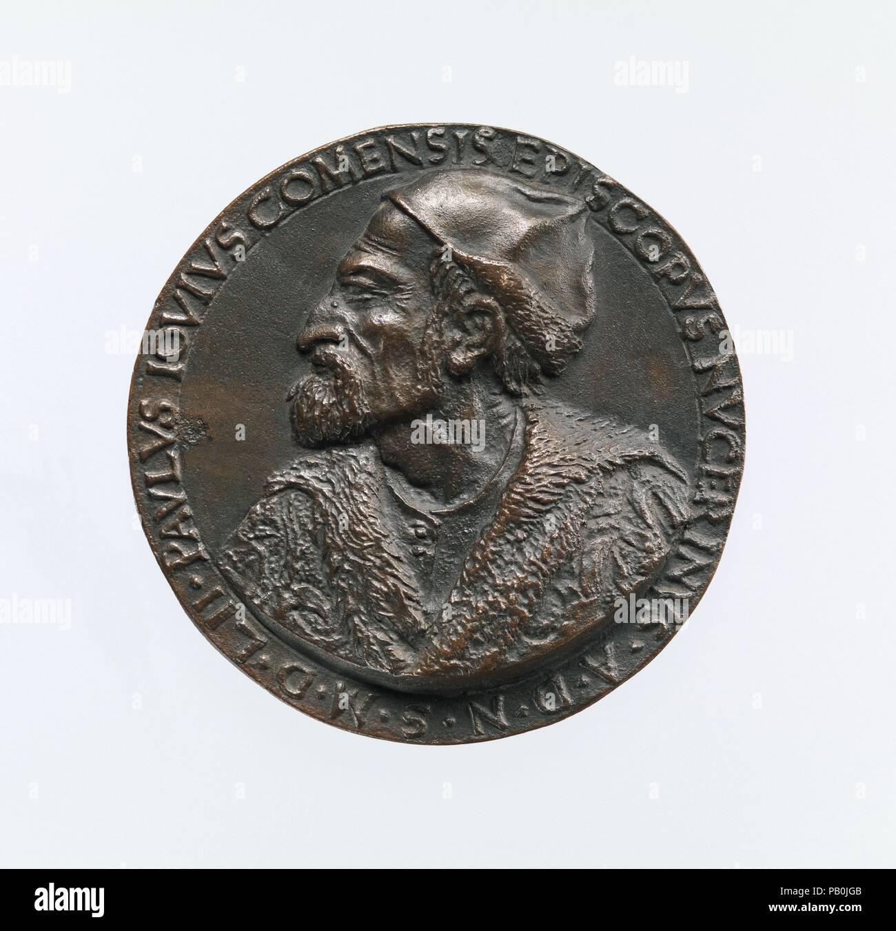 Portrait de Paolo Giovio médaille (avers) ; Giovio élever un homme d'une tombe (marche arrière). Artiste : Francesco da Sangallo (italien, 1494-1576). Dimensions : diam. 9,5 cm, au poids. 308,61 g.. Date : modèle ca. 1552 (probablement un plus tard exprimés). L'avers des médailles dépeint l'écrivain, historien, collectionneur et Paolo Giovio, connu pour le groupe de portraits d'hommes célèbres qu'il a assemblés dans sa villa près du lac de Côme ainsi que ses écrits sur l'histoire contemporaine, y compris la vie des hommes illustres. L'inverse de Paolo Giovio's medal lui montre la tenue d'un grand livre sous l'épaule gauche, tandis qu'il aide un n Banque D'Images
