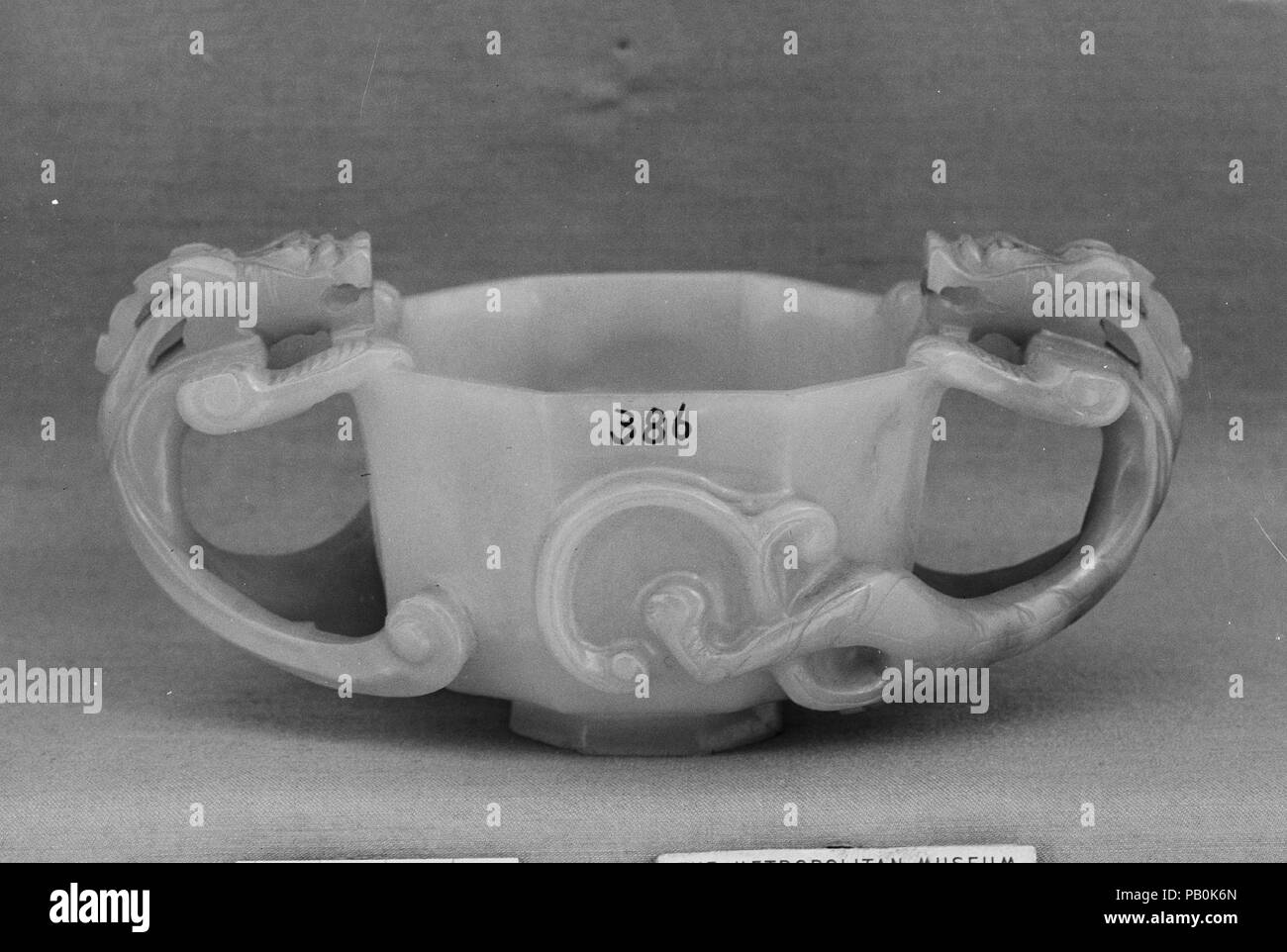 Loving-Cup miniature. Culture : la Chine. Dimensions : H. 1 15/16 in. (4,9 cm) ; W. 4 1/4 in. (10,8 cm). Musée : Metropolitan Museum of Art, New York, USA. Banque D'Images