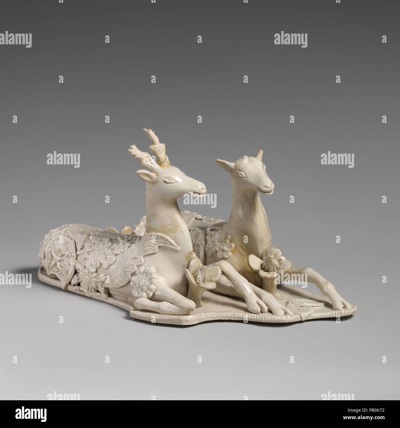 Paire de cerfs. Culture : British, Staffordshire. Dimensions : 4 x 7 1/2 in. (10,2 × 19,1 cm). Date : ca. 1760. Musée : Metropolitan Museum of Art, New York, USA. Banque D'Images