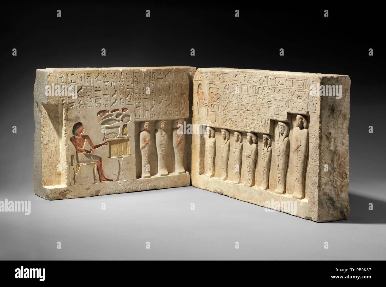 Reliefs de la chapelle de l'intendant des troupes. Sehetepibre Dimensions : 65,120.1 : H. 30,5 cm (12 in.) ; W. 42,5 cm (16 3/4 in.) ; Th. 10,6 cm (4 3/16 in.) ; 65,120.2 : H. 30,5 cm (12 in.) ; W. 49,2 cm (19 3/8 in.) ; Th. 9,7 cm (3 13/16 po). Dynastie DYNASTIE : 13. Date : ca. 1802-1640 av. J.-C.. Le "surveillant des soldats de leur Sehetepibre Sitankhu, fils de, était propriétaire d'une chapelle commémorative à Abydos, vraisemblablement construit sur la "Terrasse du grand Dieu', près de l'Osiris Temple. De là, il pouvait, comme par magie, et éternellement participer au festivals qui célèbrent ce dieu qui ont eu lieu chaque année. Les deux Banque D'Images