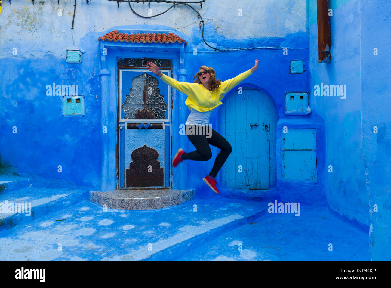 Jeune femme dans la vieille ville, les murs de la chambre bleue, Médina de Chefchaouen, Chaouen, Tangier-Tétouan, Royaume du Maroc Banque D'Images
